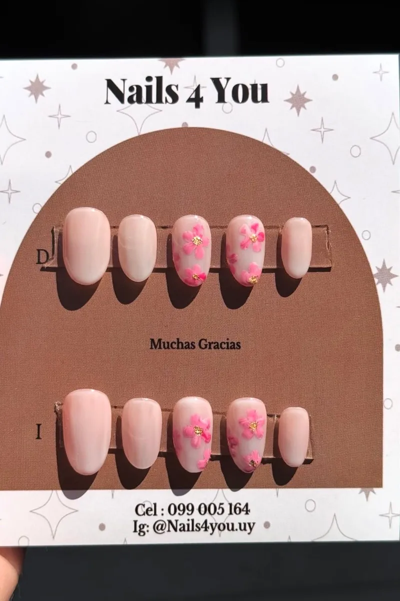 Uñas nude toque floral