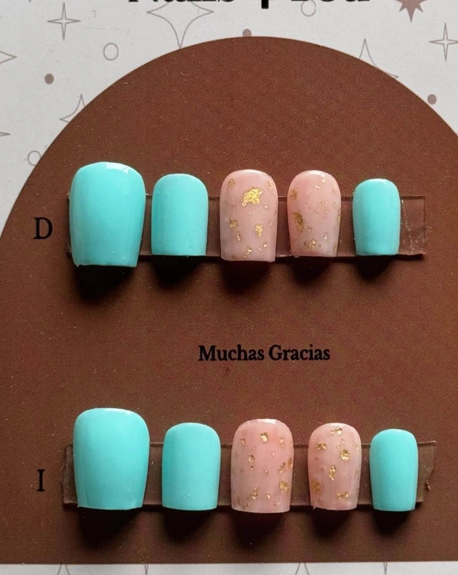 Uñas celestes con dorado